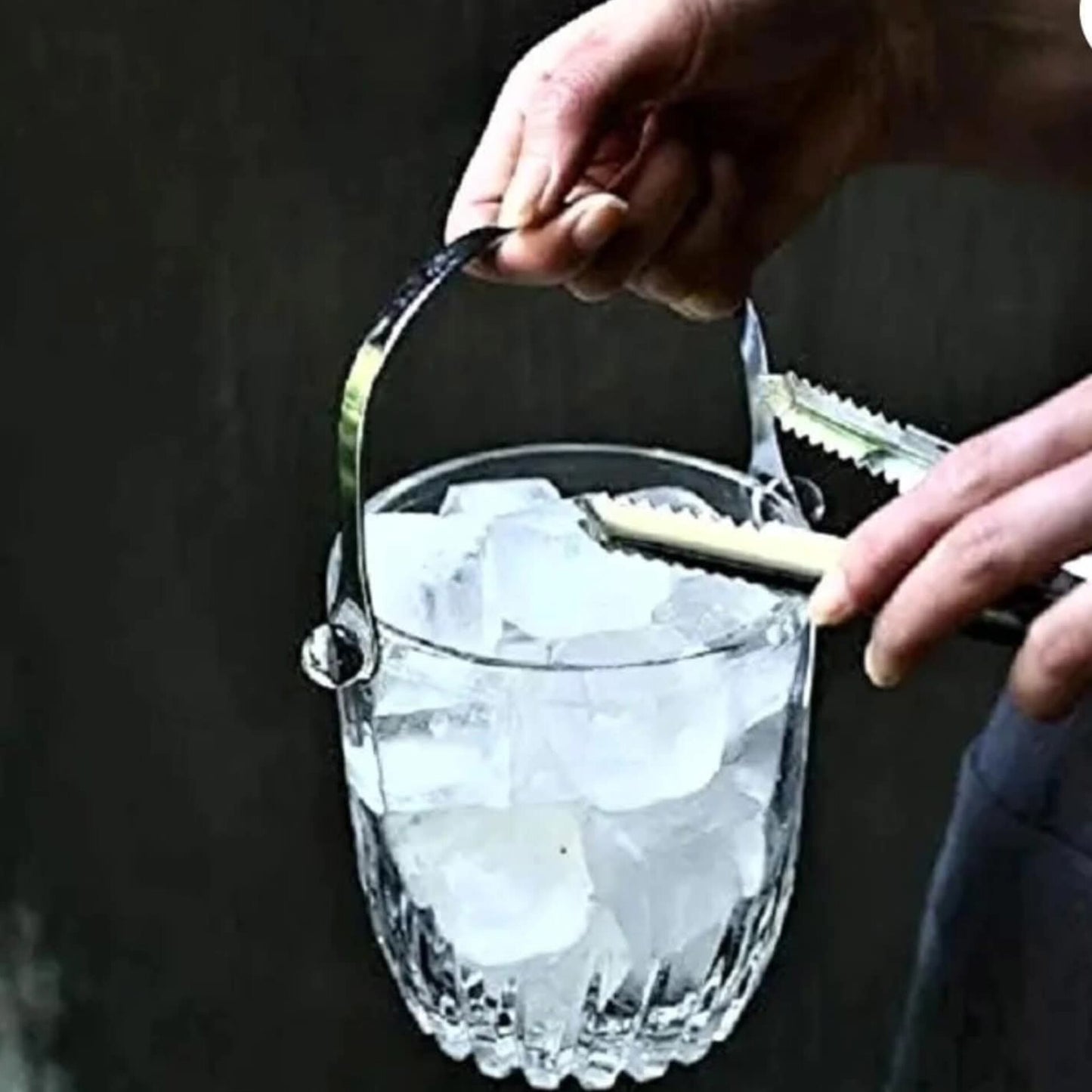 Portable ice cube bucket with handle