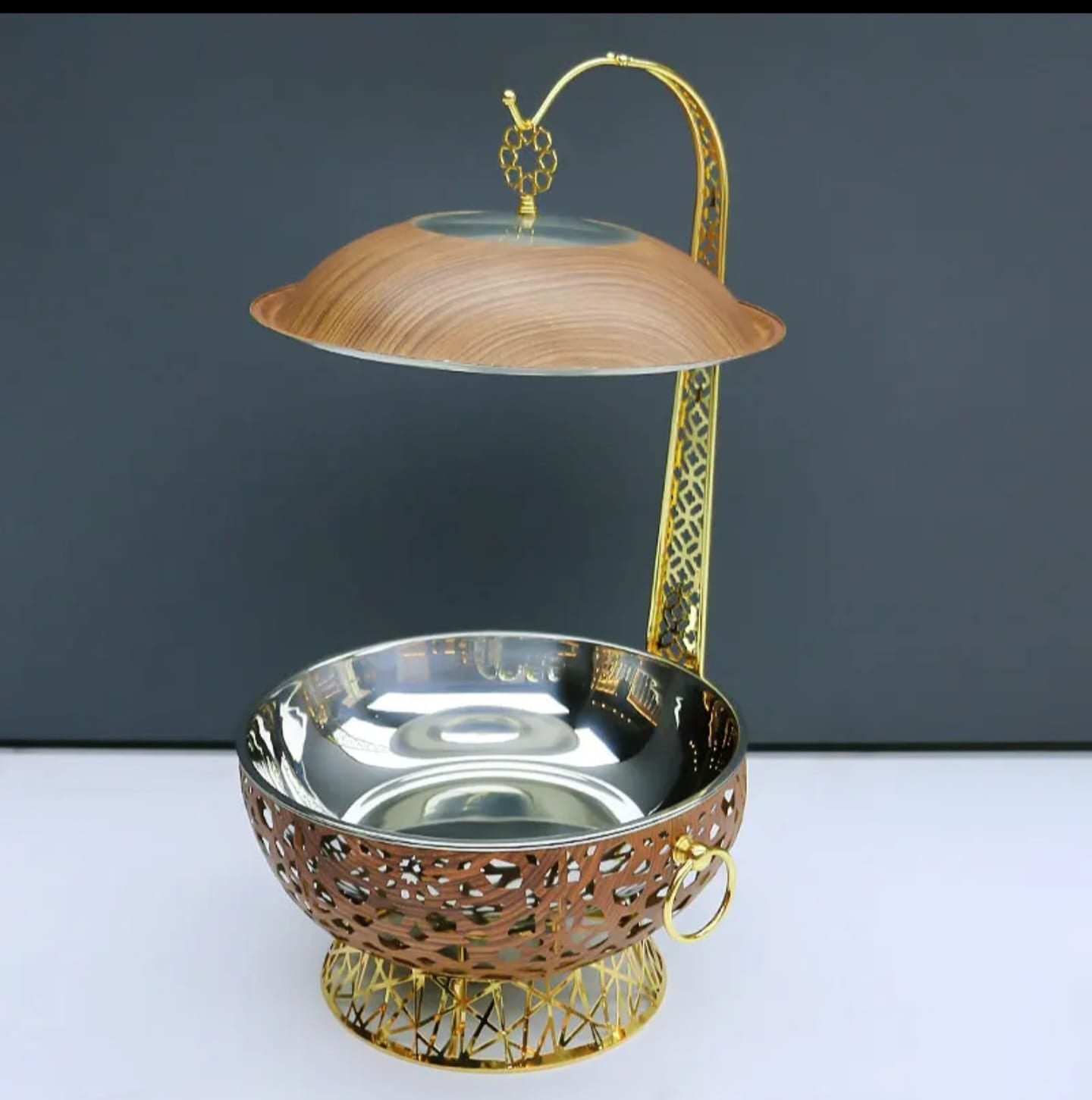 Round chafing dish with transparent lid