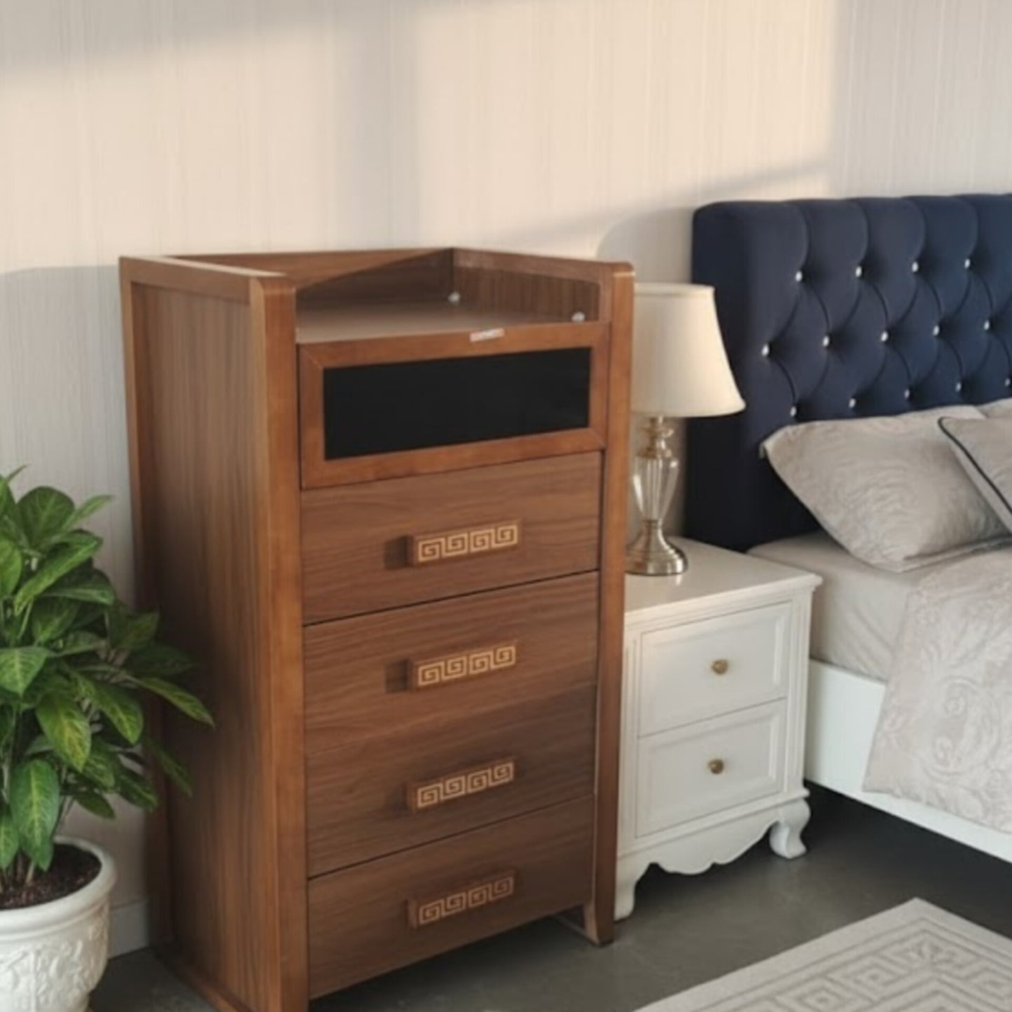 Wooden chest of drawers