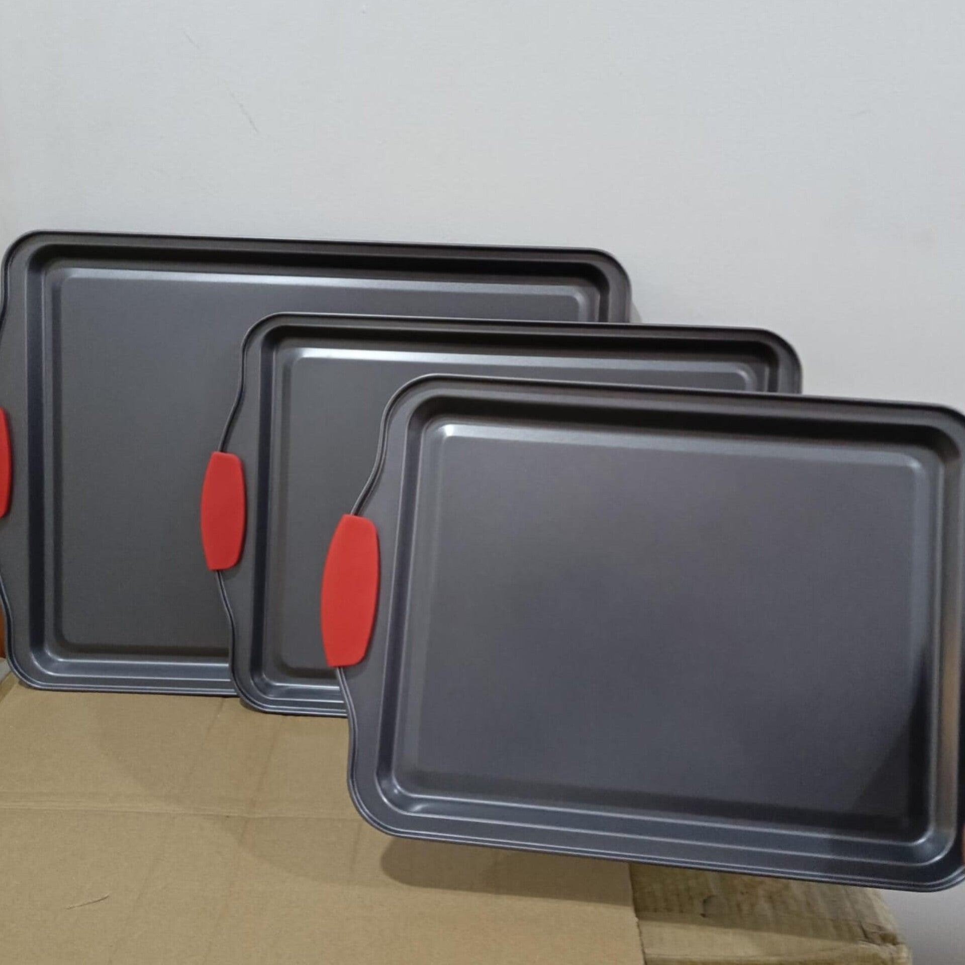 NutriChef 3pc Non-stick Baking Pan Set in Black Carbon Steel With Red Silicone Handles
