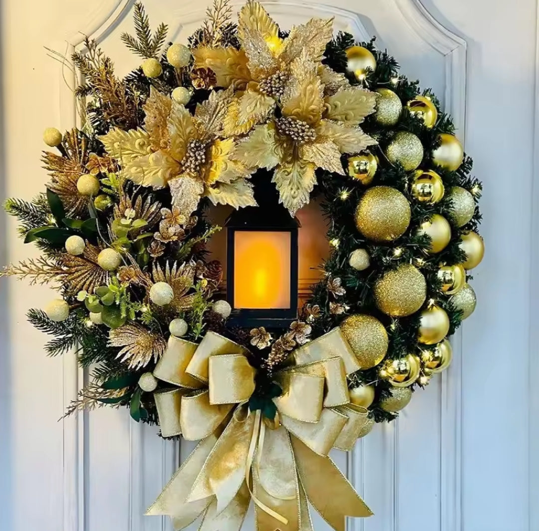 Decorative wreath with gold and green ornaments, a candle holder, and a large bow on a door.
40cm Christmas wreath decorated in gold ornaments, shimmering poinsettias, a large gold bow, and a glowing central lantern.