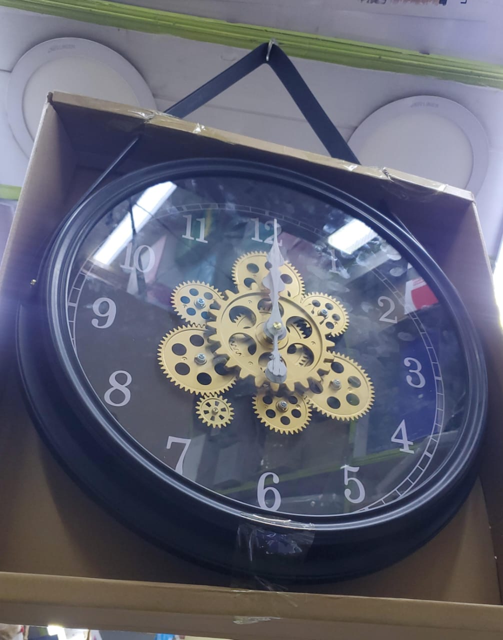 Rotating moving gear wall clock