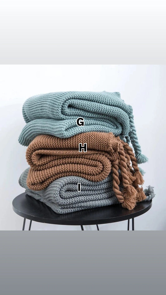 Knitted throw blanket