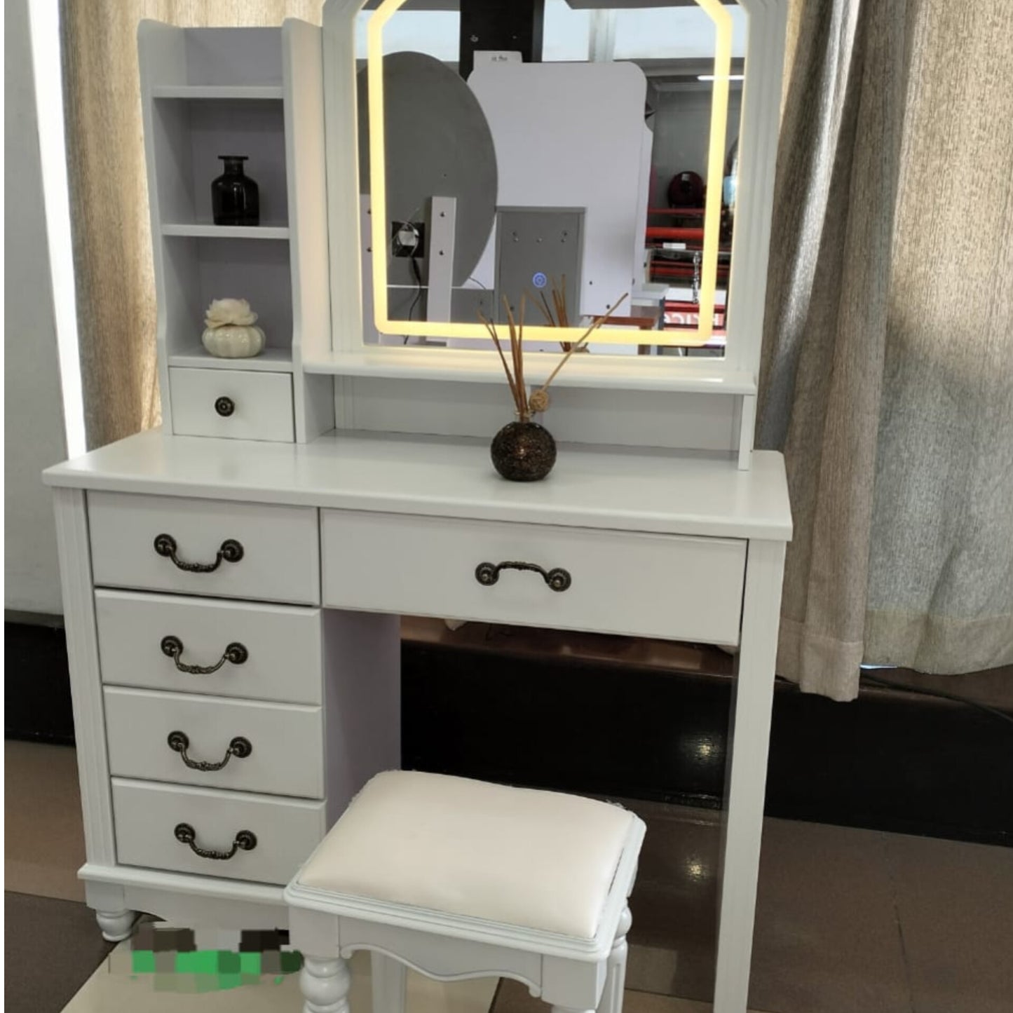 Vanity dressing table with mirror