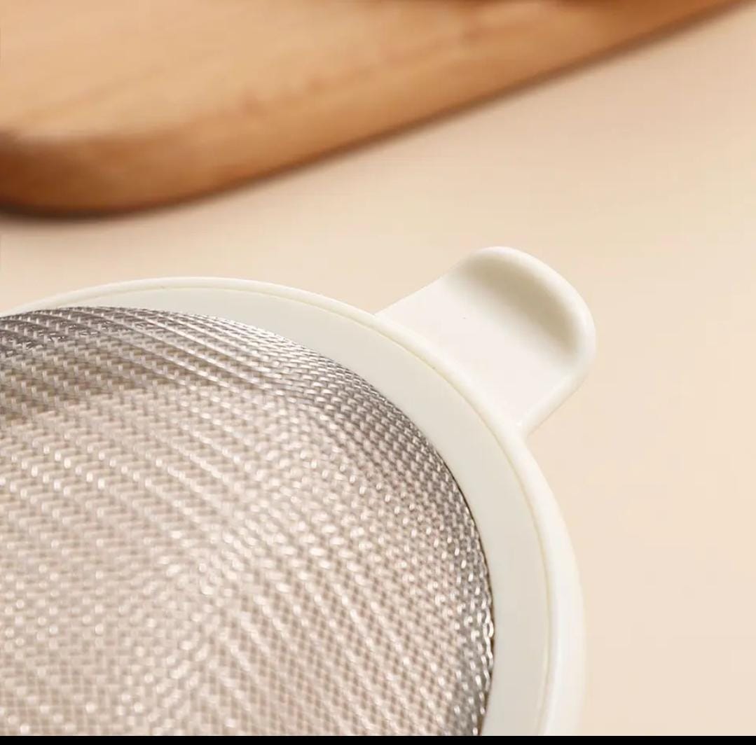 Wooden handle stainless mesh sieve
