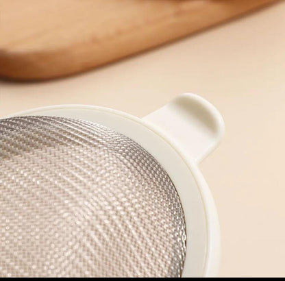Wooden handle stainless mesh sieve