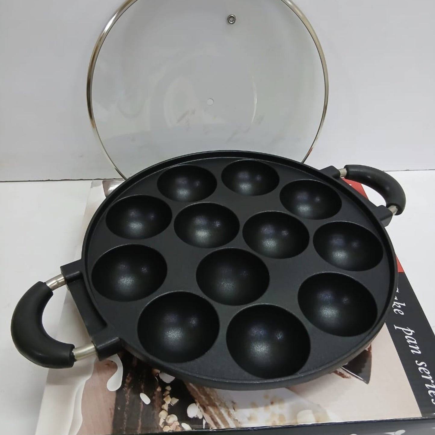 12 Hole Nonstick Round Baking Pan With lid