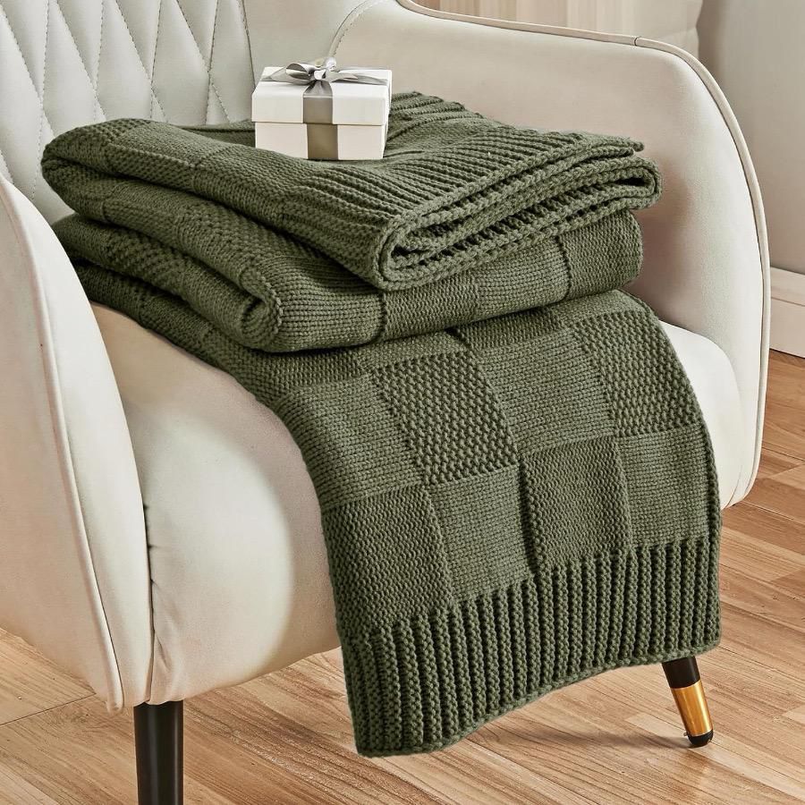 Knitted throw blanket