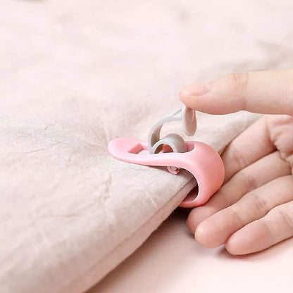 Bed sheet / duvet clips