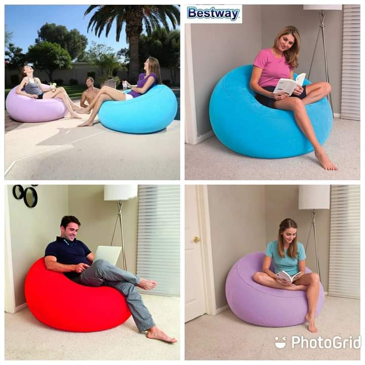 Inflatable lounge seat with hand pump