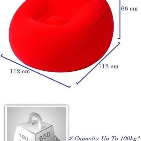 Inflatable lounge seat with hand pump