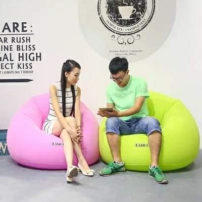 Inflatable lounge seat with hand pump