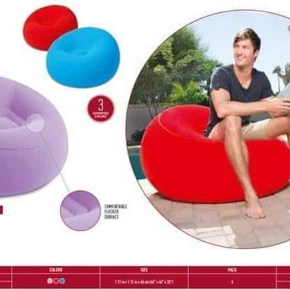 Inflatable lounge seat with hand pump