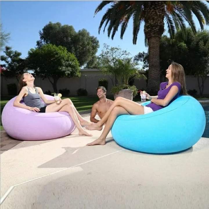 Inflatable lounge seat with hand pump