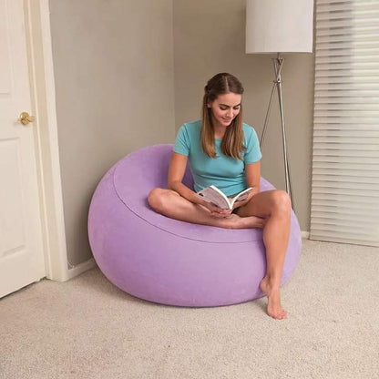 Inflatable lounge seat with hand pump