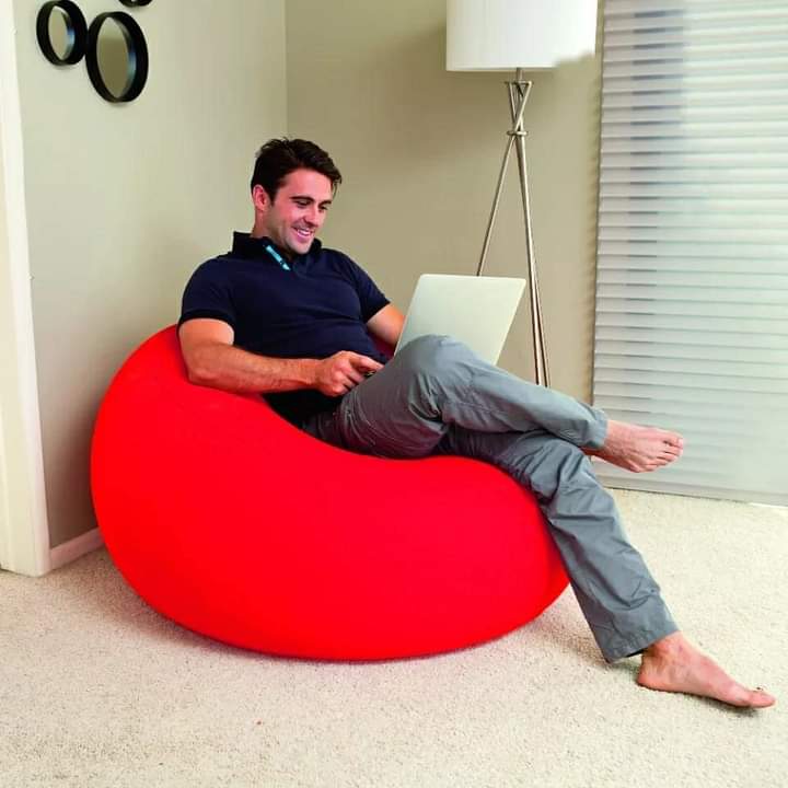 Inflatable lounge seat with hand pump
