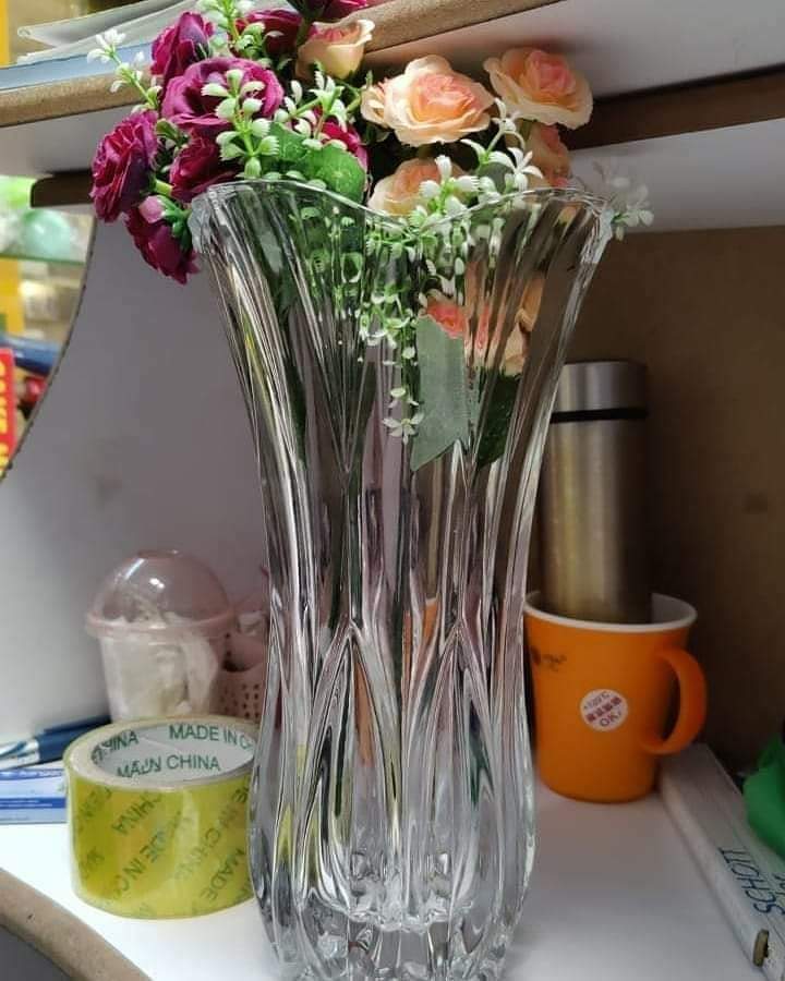 Clear glass flower vase