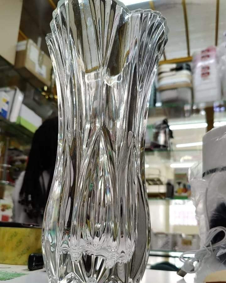 Clear glass flower vase