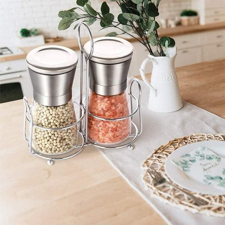 Salt and pepper grinder set